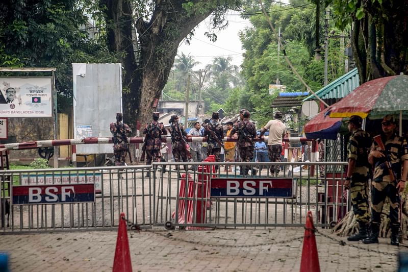 দিনাজপুরের হিলি সীমান্তের ওপারে বিএসএফের অবস্থান। ৫ আগস্ট